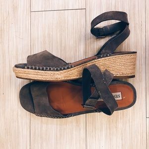 STEVE MADDEN gray wedges